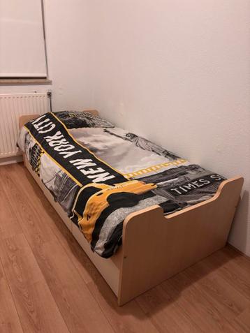 Eenpersoonsbed met handige opbergladen