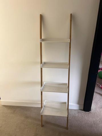 Witte wandplank met bamboe frame