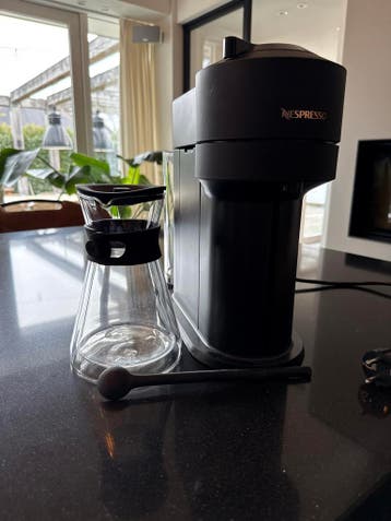 Nespresso Vertuo Next met koffiekan - Zo goed als nieuw