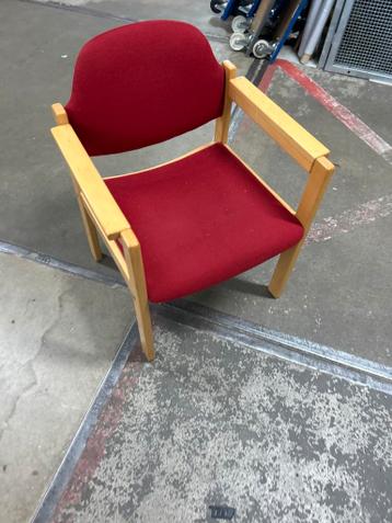 Houten stoel met rode stoffen bekleding