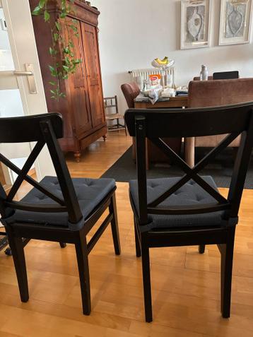 Zwarte keukenstoelen met kussentjes