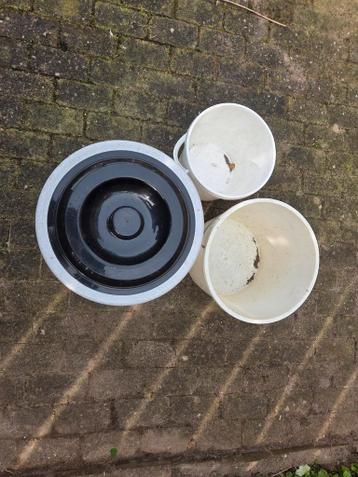 Drie emmers, waarvan één met deksel