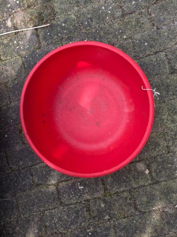 Rode waskom met deksel