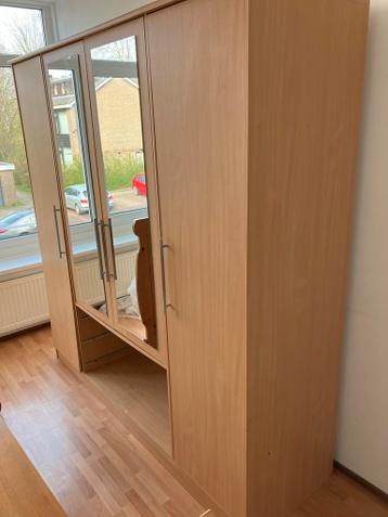 Gratis kast met spiegeldeuren - snel ophalen!