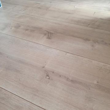 Prachtig laminaat, 48 m², zelf verwijderen