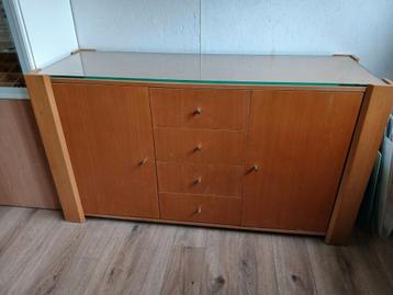 Gratis dressoir met dikke glasplaat