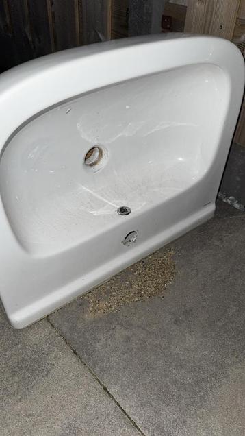 Wasbak badkamer en toilet