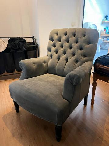 Grijze fauteuil, zit heerlijk