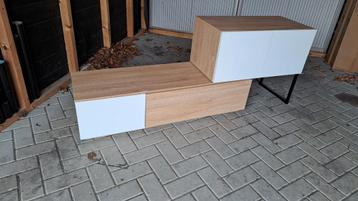 Houten kastje/tv-meubel met witte deuren