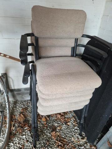 Opgeknapte stoelen met grijs teddystof