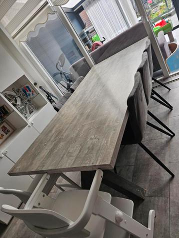 Eettafel met salontafel in dezelfde kleur