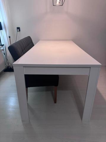 GRATIS Hoogglans witte eettafel met lichte gebruikerssporen