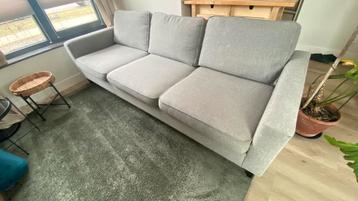 Grijze stoffen bank MOET VANDAAG OF MORGEN WEG