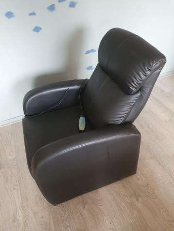 Zwarte fauteuil met afstandsbediening