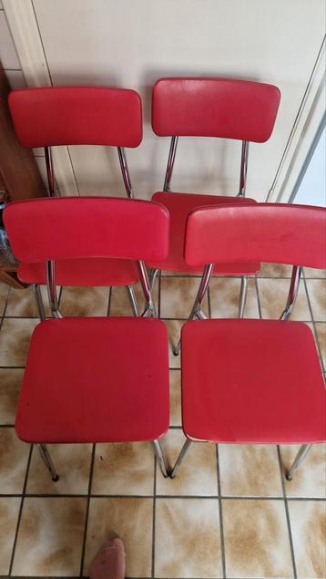 Gratis af te halen: Vintage rode keukenstoelen (4 stuks)