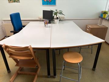 Groot halfrond bureau/vergadertafel - wit met zwart onderste