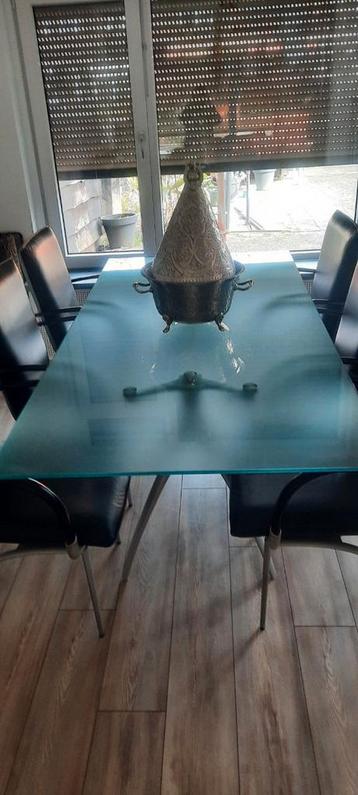 Gratis ROLF BENZ eettafel met melkglas blad (200x97cm)