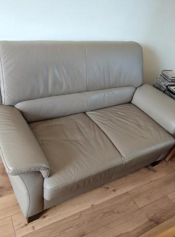 Gratis twee leren banken