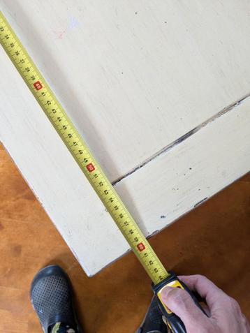 Crèmekleurige salontafel met opbergruimte