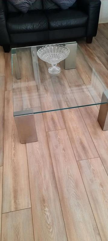 Gratis: Stevige glazen salontafel met RVS poten