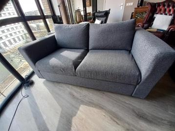 GRATIS    2-persoons zitbank van sterke grijze stof