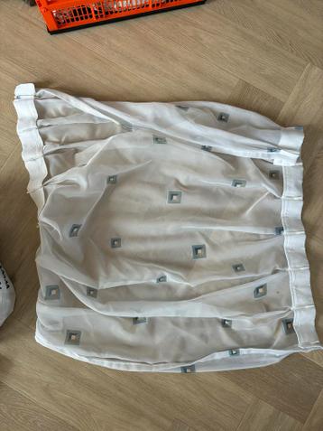 Witte vitrage met vierkantjes patroon