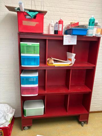 Rood verrijdbaar opbergrek met vakken