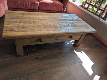 Massief houten salontafel.