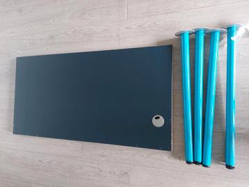 Bureau met donkerblauw blad en lichtblauwe poten