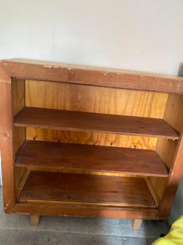 Houten kastje met planken - ideaal voor boeken etc.