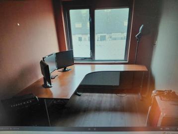 Groot hoekbureau 2.70 x 2.00 gratis af te halen