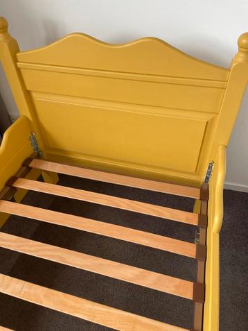 Eenpersoonsbed 90x200 met lattenbodem en matrasbeschermer