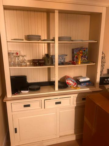 Gratis! Crèmekleurige servieskast met lades en deuren