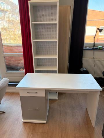 Bureau en boekenkastje