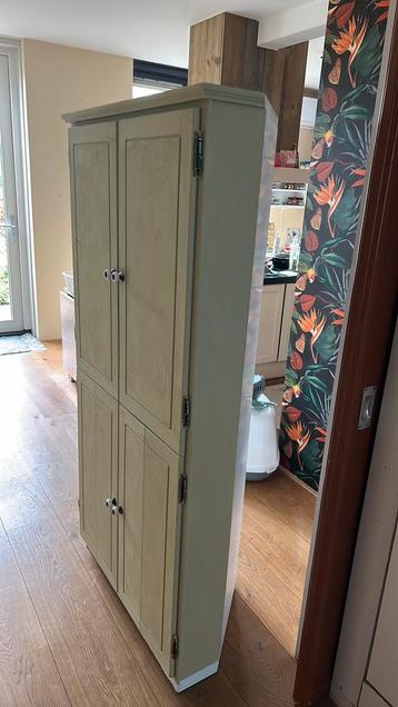 Hoekkast gratis af te halen gaat anders morgen naar de stort