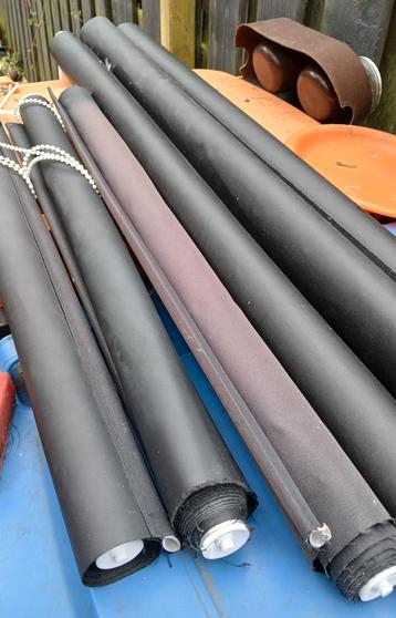 Gratis rolgordijnen zwart