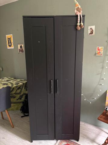 Zwarte IKEA kast gratis (zonder de inhoud)