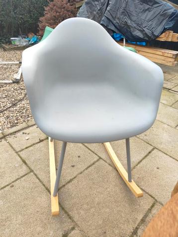 Grijze schommelstoel