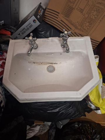 Gratis af halen vintage wastafel met kranen
