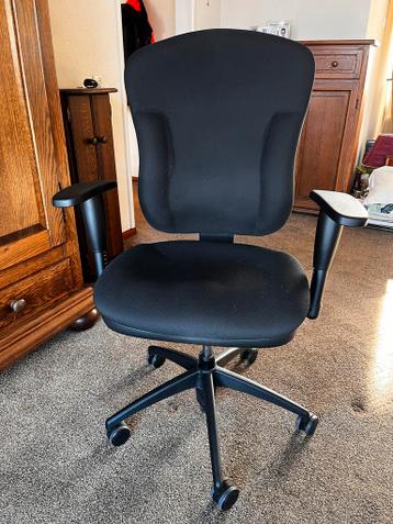Zwarte ergonomische bureaustoel