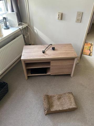 morgen 25-3-26 3 kasten eiken look en comfortabele zitstoel