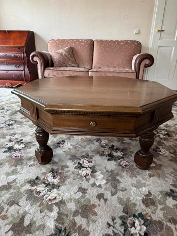 Solide achthoekige eiken salontafel