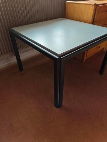 Vierkante bijzettafel met donker frame