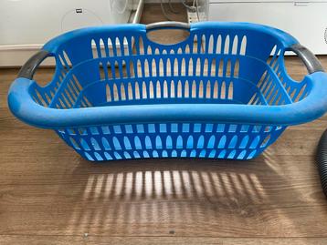 Stevige blauwe wasmand met handvatten