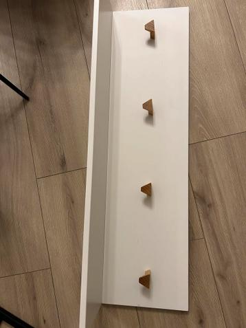 Witte kapstok met houten knoppen