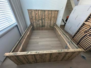 Steigerhouten tweepersoonsbed met hoofdbord