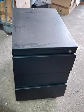 Donkergrijze ladekast met drie laden gratis