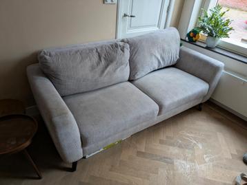 Twee zits bank licht grijs rib stof