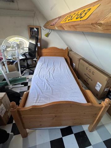 Massief houten eenpersoonsbed met lattenbodem zonder matras