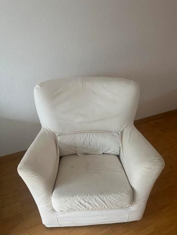 Witte fauteuil in goede staat met rugkussen